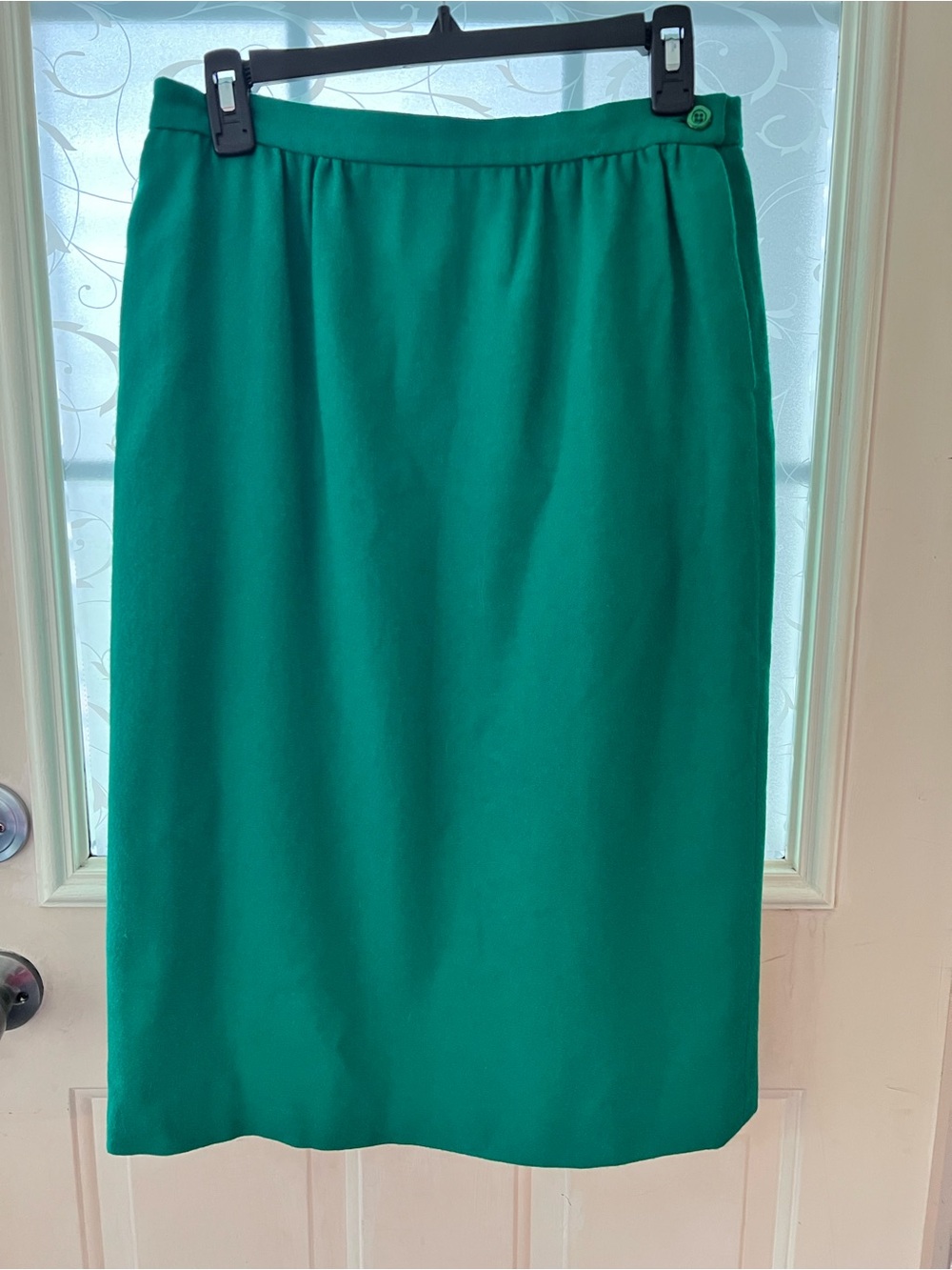 Vintage Pendleton size 12 💯 virgin wool pencil skirt in an emerald green.